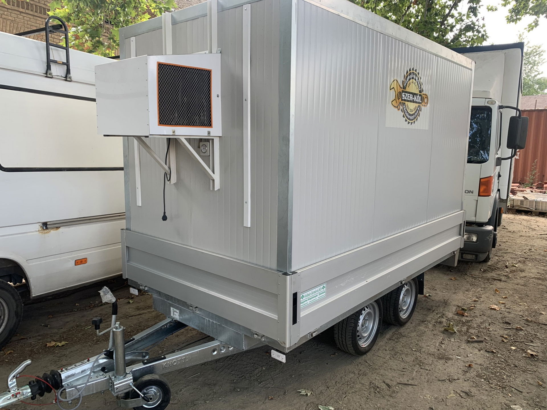 Hűtőkocsi utánfutó, hűtőkamra termék fő termékképe